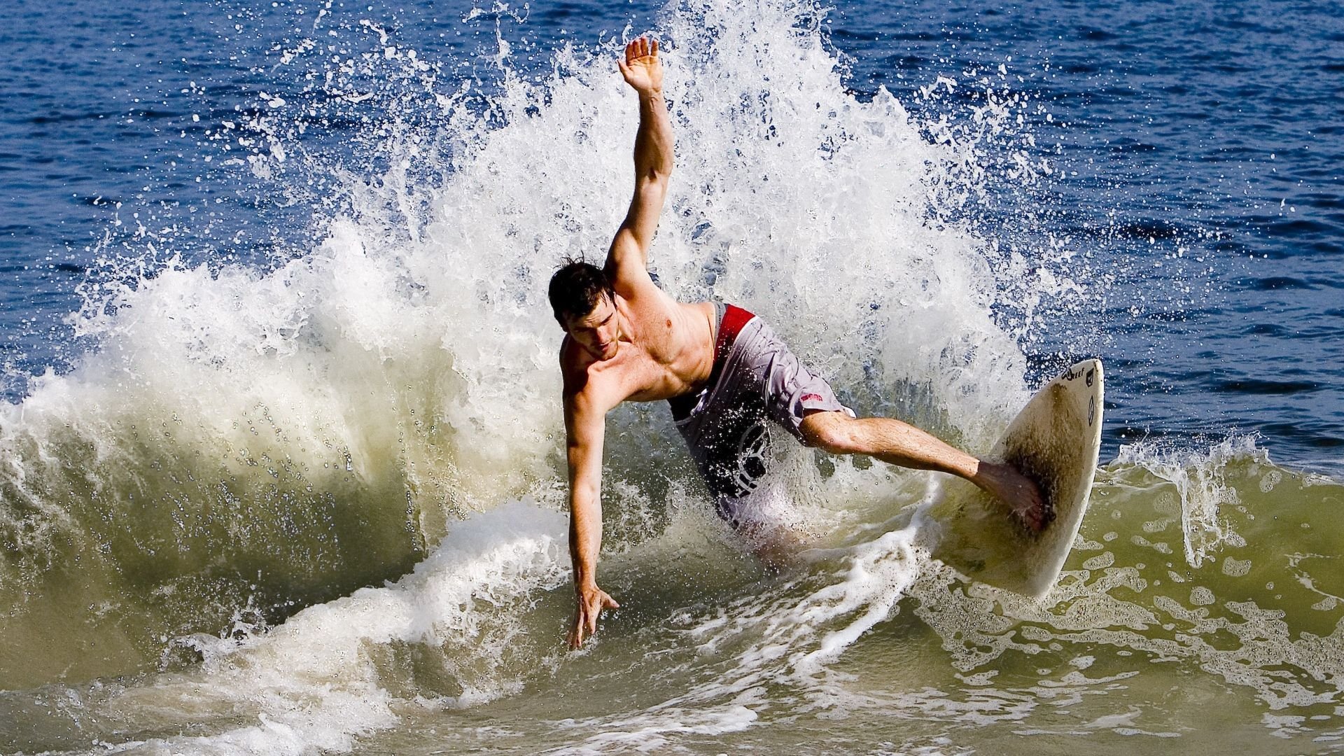 开云足球直播-牙买加新星闪耀F1街道赛，终结卡塔尔车队垄断时代